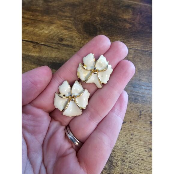 Vintage 1980s Stud Earrings Large Enamel Flowers Cream and Gold - Picture 4 of 4